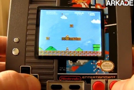 Americano transforma cartucho de NES em console portátil