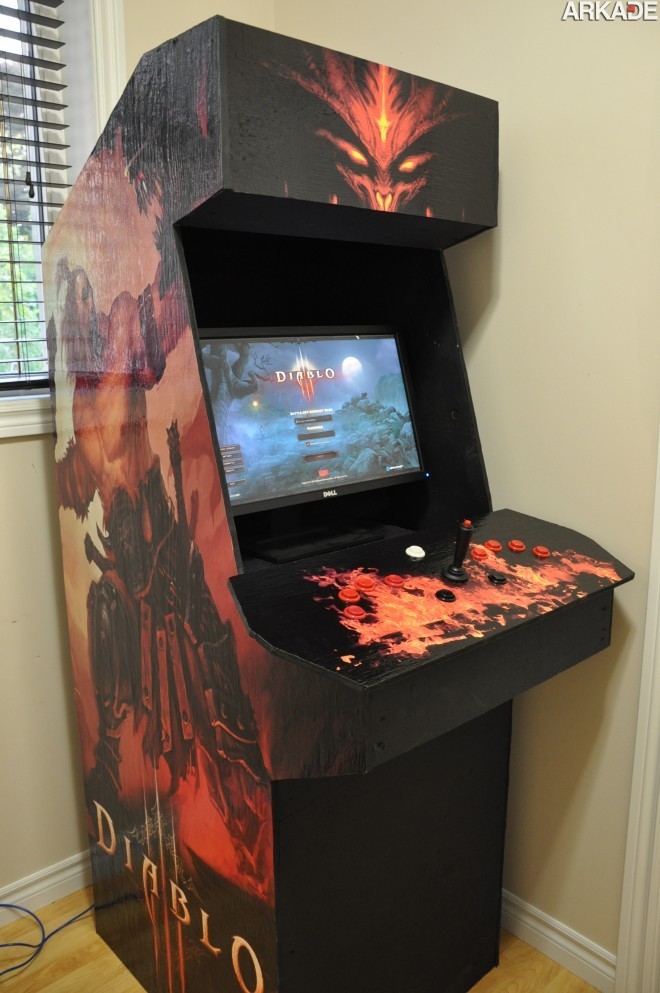 Que tal jogar Diablo III em um fliperama?
