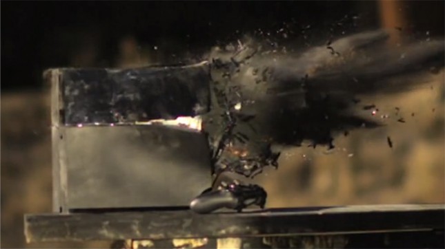 Vídeos mostram o PlayStation 4 sendo destruído por seus donos