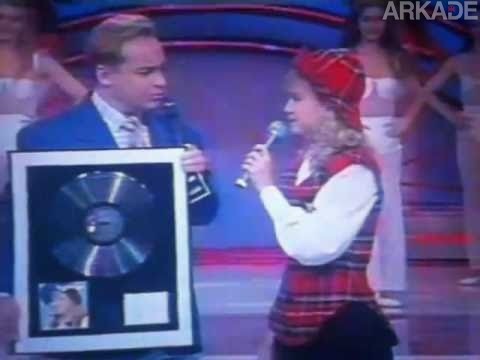 Era assim que ocorriam as entregas dos discos de platina. Faz de conta que a Eliana é uma representante da Ubisoft que está recebendo a homenagem.