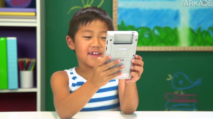 A reação destas crianças ao ver um Game Boy é a prova de que estamos ficando velhos