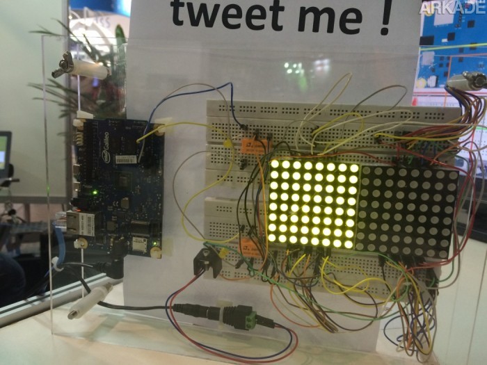 Este led muda de cor a cada "ordem" que recebe via twitter.