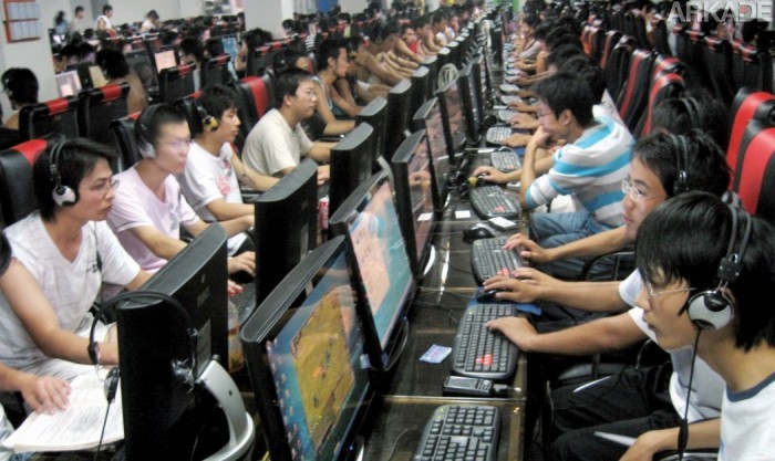 chinese-internet-users-in-internet-cafe[1]