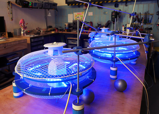 Com umas luzes, peças de ventiladores se tornam elementos de pinball!