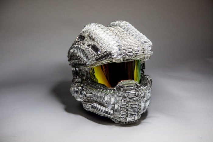 Este capacete do Master Chief coberto por cristais Swarovski é pura ostentação!