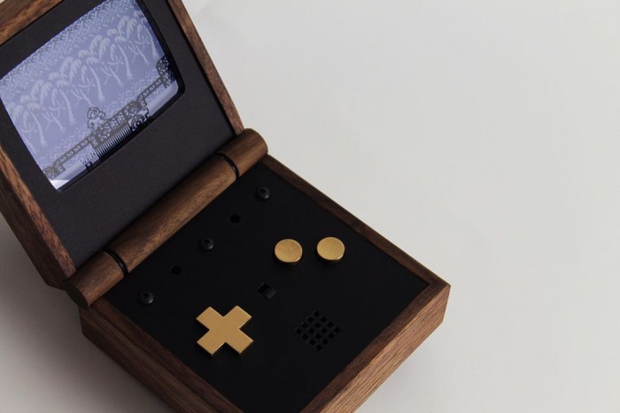 Conheça o Pixel Vision, elegante portátil que emula consoles clássicos em "casca" de madeira artesanal