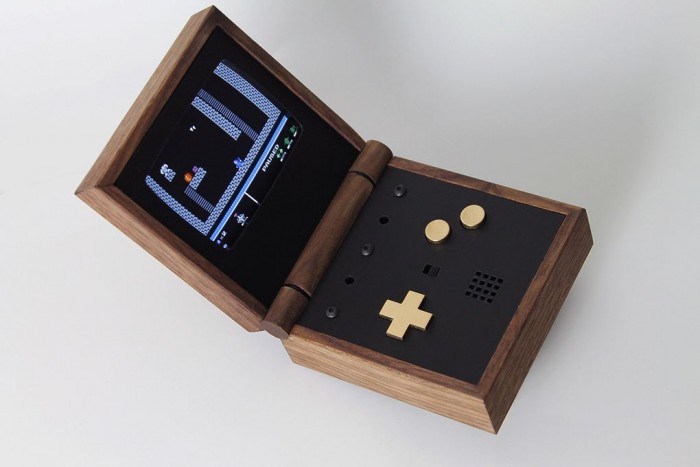 Conheça o Pixel Vision, elegante portátil que emula consoles clássicos em "casca" de madeira artesanal