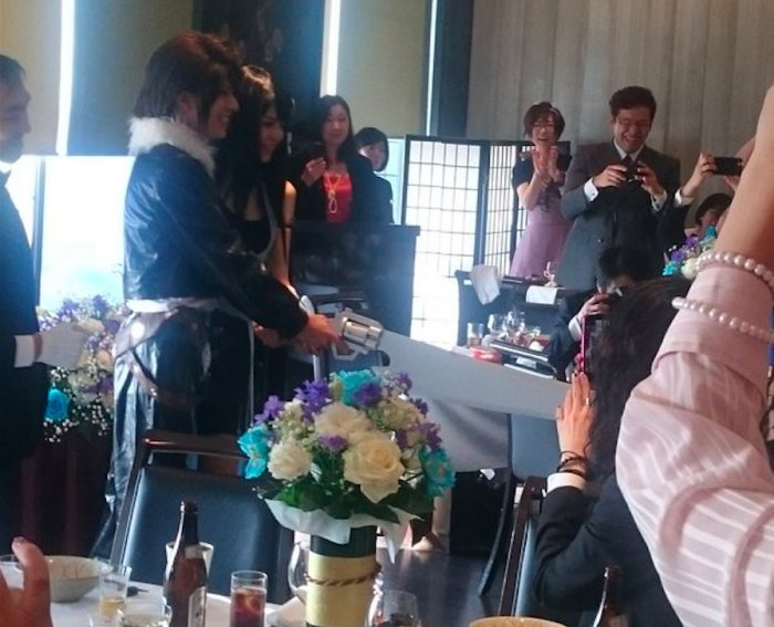 "Squall e Rinoa" japoneses se casam, com bolo cortado por uma Gunblade