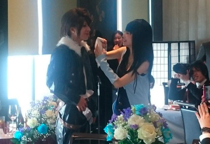 "Squall e Rinoa" japoneses se casam, com bolo cortado por uma Gunblade