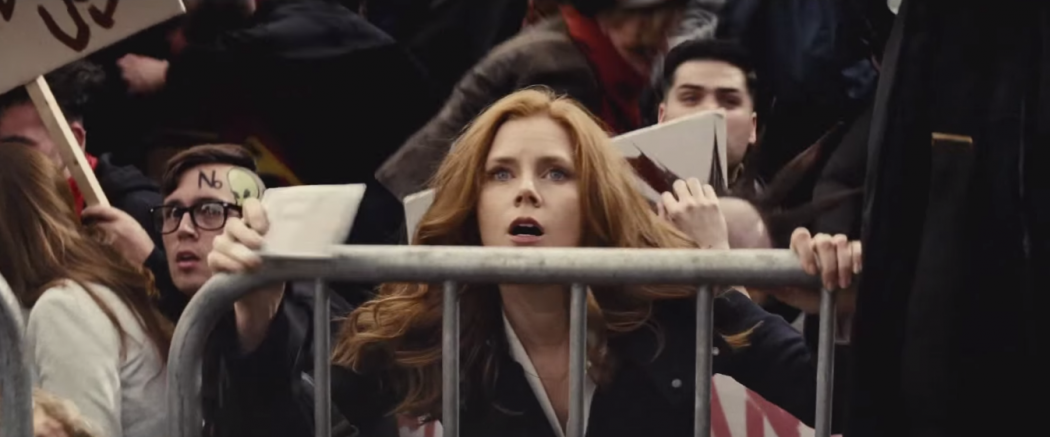 batman-pearching-with-rifle-from-batman-v-superman-dawn-of-justice-lois-lane-amy-adams