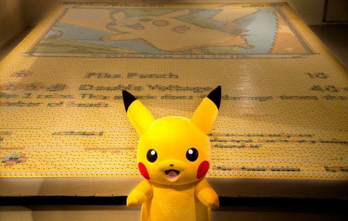 Olha que irado esse card gigante do Pikachu feito com mais de 12 mil cards de Pokémon!