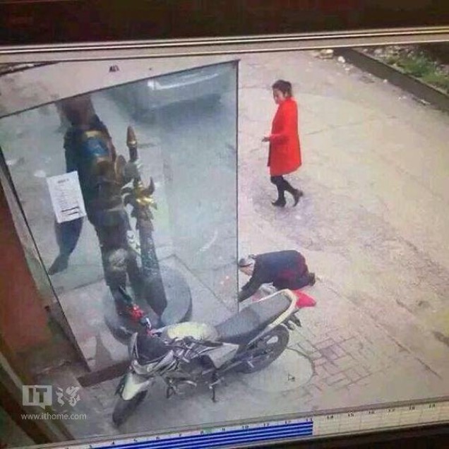 Uma senhora na China foi filmada rezando para uma estátua de um personagem de League of Legends