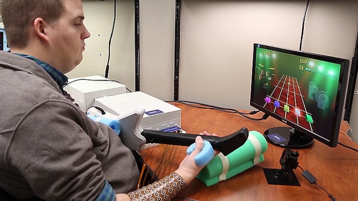 Americano com paralisia consegue jogar game de guitarra graças a implante no cérebro