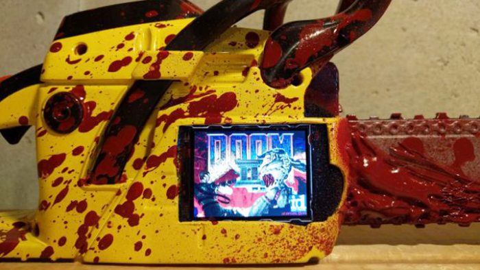 doom-2-moto-serra-painsaw-01