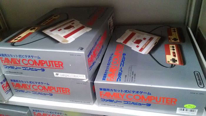 Nintendo dá uma de youtuber e faz unboxing de um Famicom de 30 anos