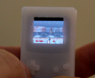 O Game Boy ficou ainda mais portátil, com este modelo funcional do tamanho de um chaveiro