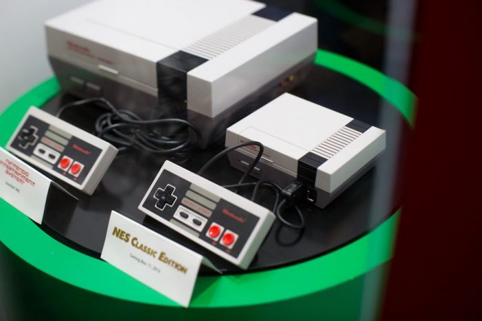 Com o NES Classic aberto, podemos ver o que move o console comemorativo