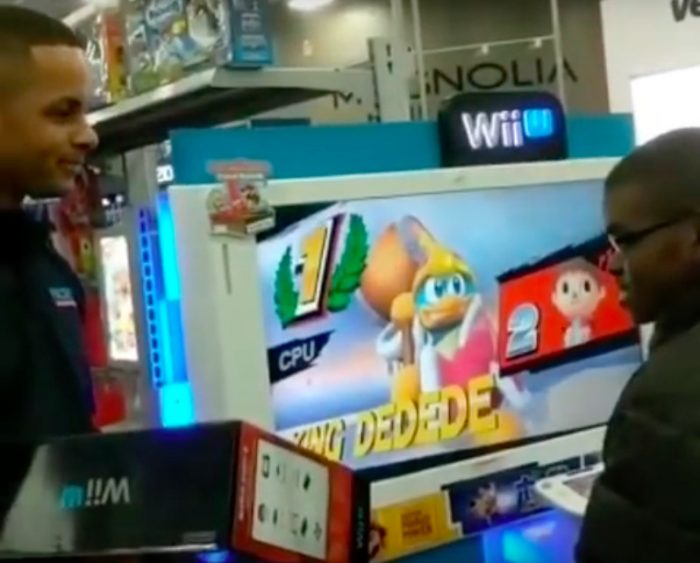 Funcionários da Best Buy compram um Wii U para um rapaz que ia na loja todos os dias para jogar