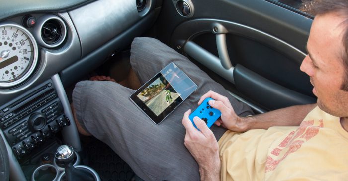 Jogar videogame com seu carro andando sozinho? A Ford divulgou pesquisa sobre os carros autônomos.