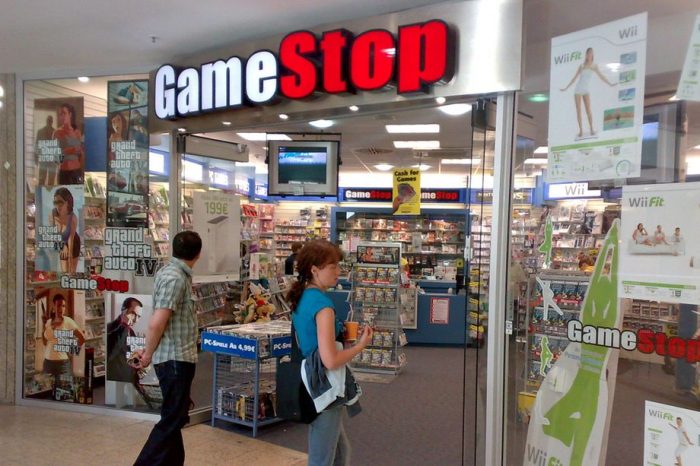 O crescimento do download de games e a aposta das lojas físicas com colecionáveis