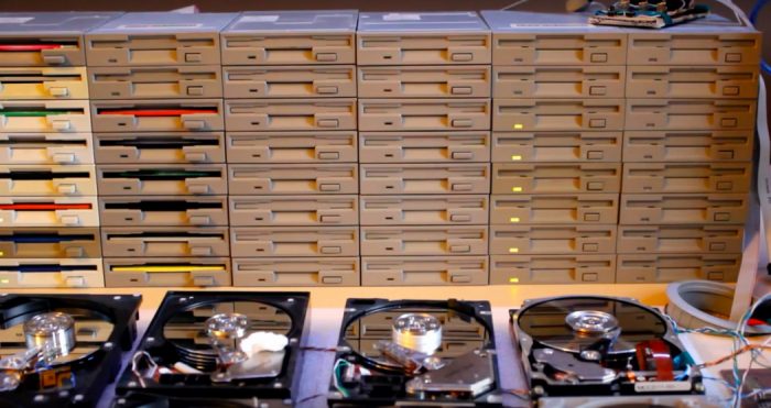 Um cara faz música com drives de disquete e HDs velhos