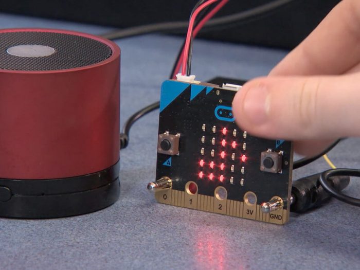 Conhecemos o micro:bit, dispositivo que ensina crianças a programar