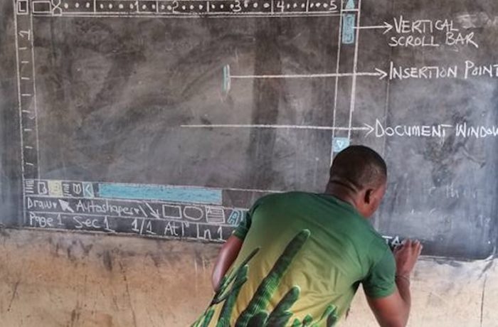 Professor em Gana desenha o Word no quadro negro para ensinar seus alunos