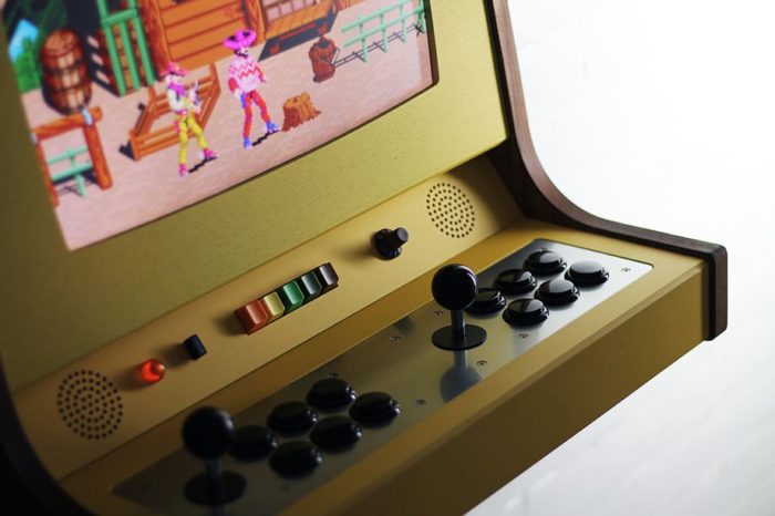 OriginX: Love Hultén lança mais um gabinete arcade lindo como nunca, e caro como sempre.