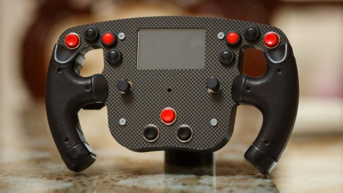 Este volante customizado com Arduino ganhou tela, botões e funções de um Fórmula 1