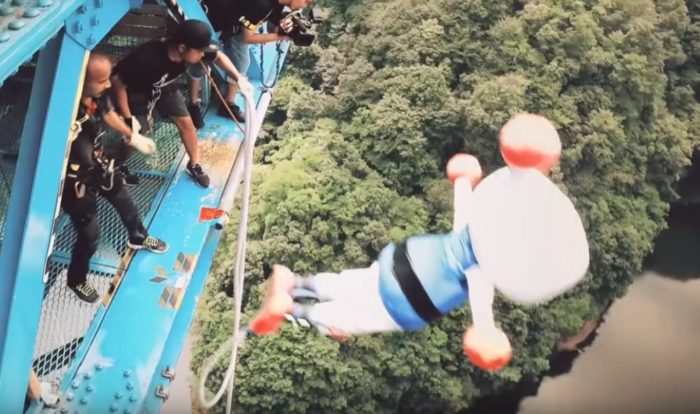 Veja o Bomberman pulando de bungie jump para celebrar o sucesso de seu último jogo