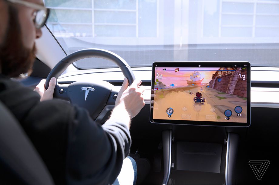Conheça a mais nova plataforma de games: os carros da Tesla
