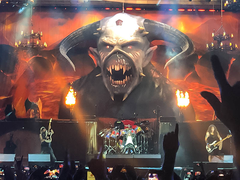 Iron Maiden leva o seu "teatro do metal" em show poderoso em São Paulo