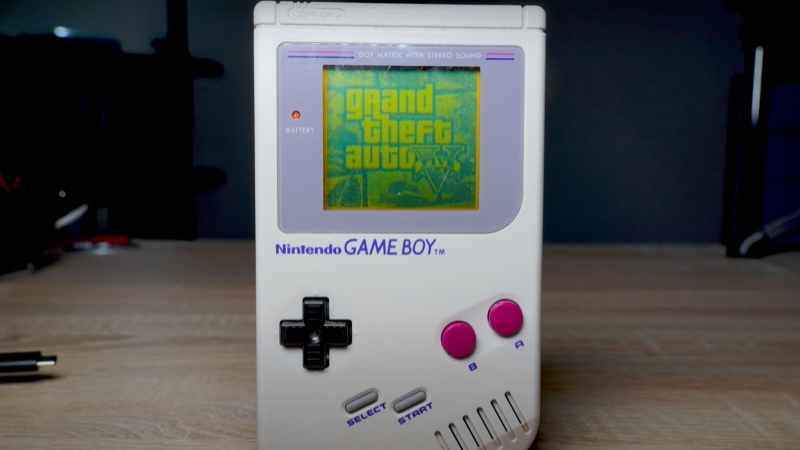 É possível jogar GTA V em um Game Boy, sem modificações no portátil