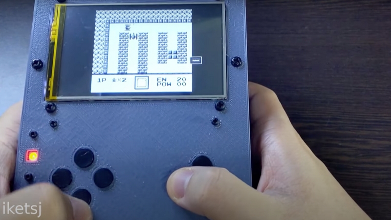 Inventor cria sua própria versão do Game Boy, com macOS Monterey instalado