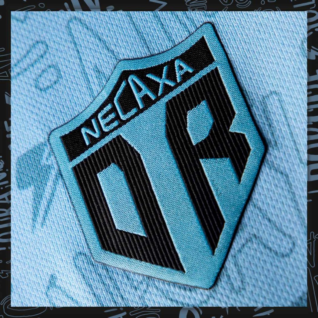 O Necaxa lançou uma camisa inspirada no seu torcedor mais ilustre: o Seu Madruga