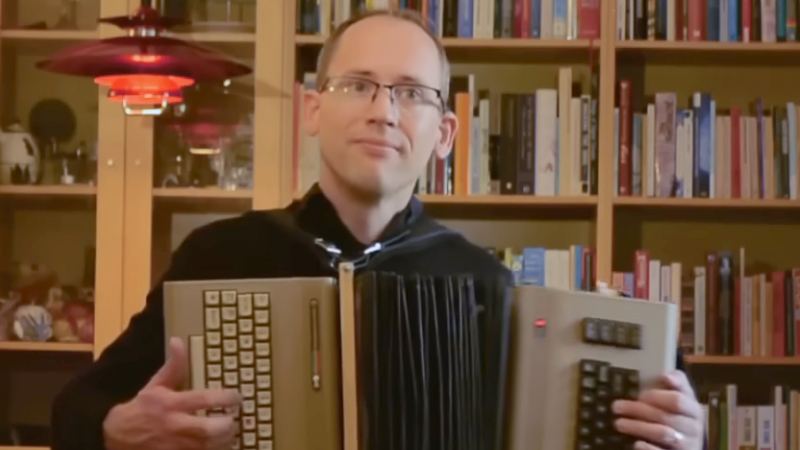 Um cara fez um acordeão com dois Commodore 64, e ele funciona