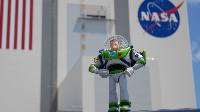 Em 2008, Buzz Lightyear finalmente foi para "o infinito e além" em uma missão da NASA
