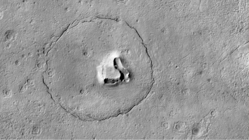 NASA encontra "urso" em Marte, com um "desenho" na superfície formando o rosto do animal