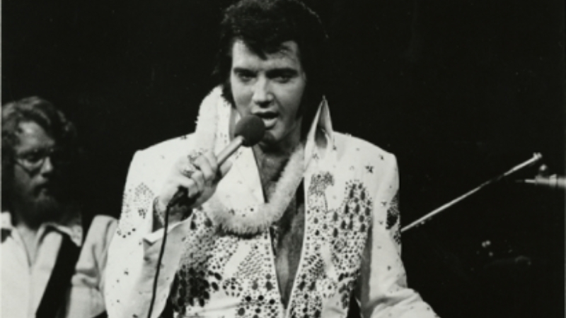 Bíblia que tem o autógrafo de Elvis Presley está à venda por R$ 450 mil