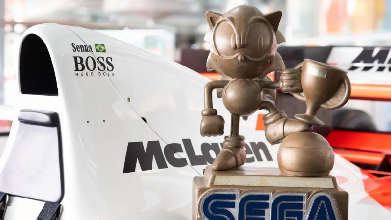 A McLaren postou o icônico troféu do Sonic que Senna levantou em 1993