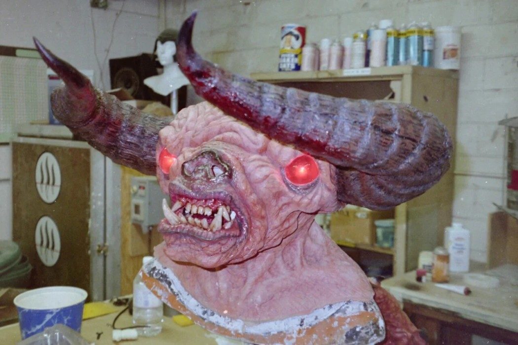 O Cyberdemon usado para as FMVs de Doom para o 3DO foi vendida no eBay por mais de US$ 1000