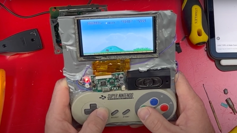 Conheça o Super Nintendo portátil "feito pelo MacGyver", com fita, cola e tesoura