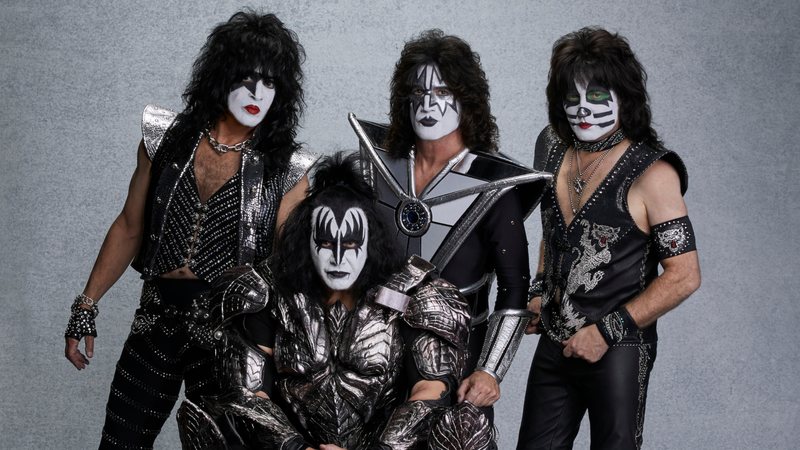Gene Simmons diz que turnê de despedida do Kiss é um adeus da banda, não da "marca"