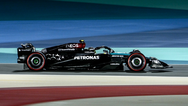 Fórmula 1 - Lewis Hamilton tem "uma carta na manga"? Inglês lidera TL2 no Bahrein.