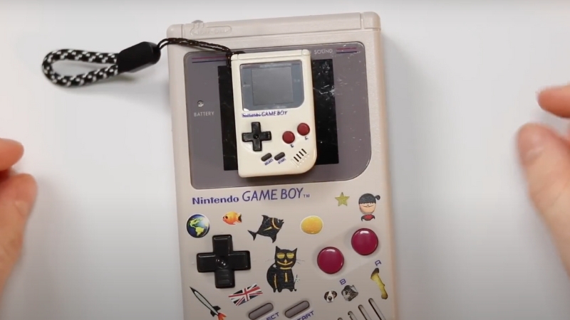 O menor Game Boy do mundo é menor do que um cartucho do portátil