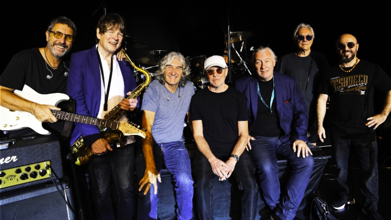 Dire Straits Legacy se apresenta na Vibra São Paulo com vários membros que passaram pela banda
