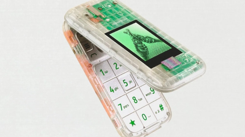 O Boring Phone é o novo celular da Heineken e Bodega, que parece ter fugido do ano 2001
