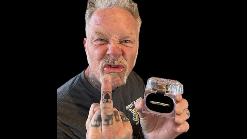 James Hetfield fez tatuagem com um pouco de cinzas de Lemmy Kilmister