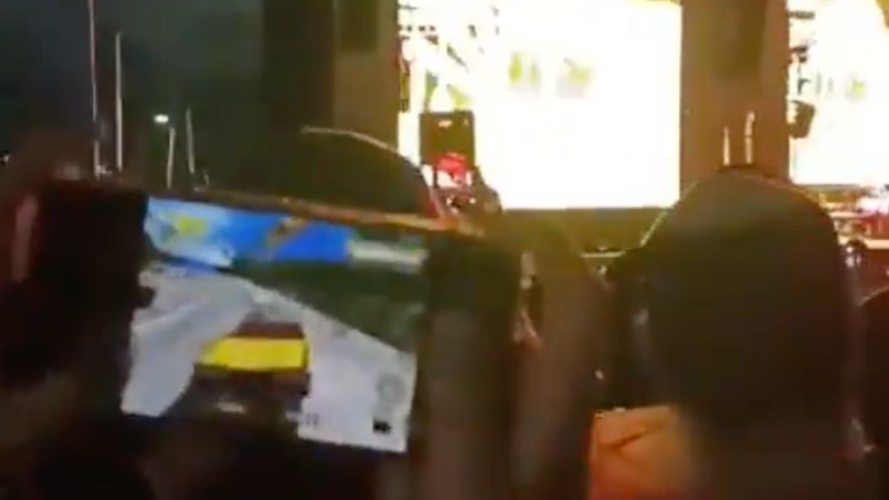 Um fã resolveu jogar Crazy Taxi ao som de All I Want... num show do Offspring!