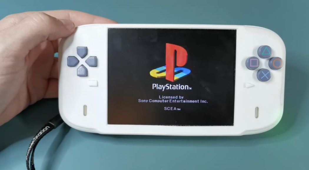 Modder cria o PS Hanami, um PSOne portátil, feito com placa-mãe original do console